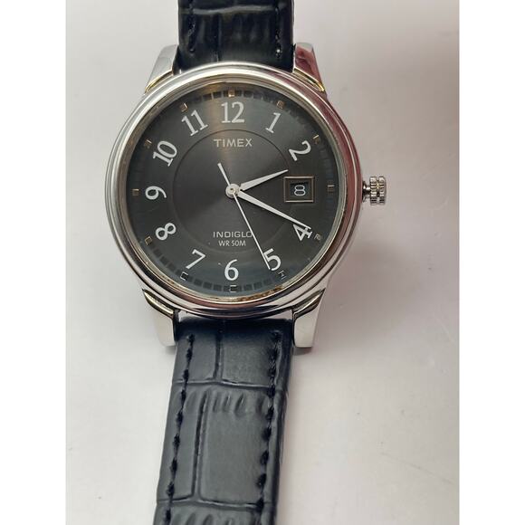 Timex Mens Indiglo Watch 35mm New Battery New Italian Leather Band WR 50M Date - Picture 6 of 12